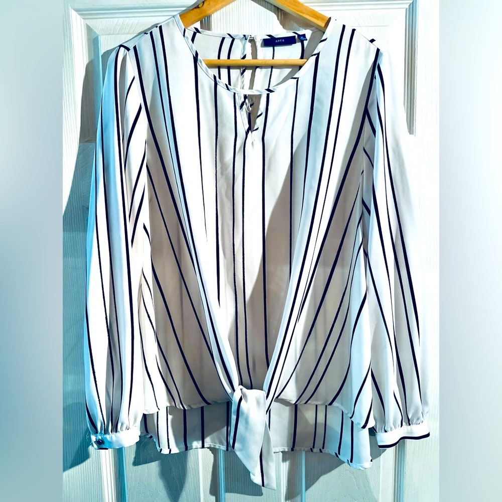 Great top! Black/White Size XL Knot front, longer back Keyhole neckline